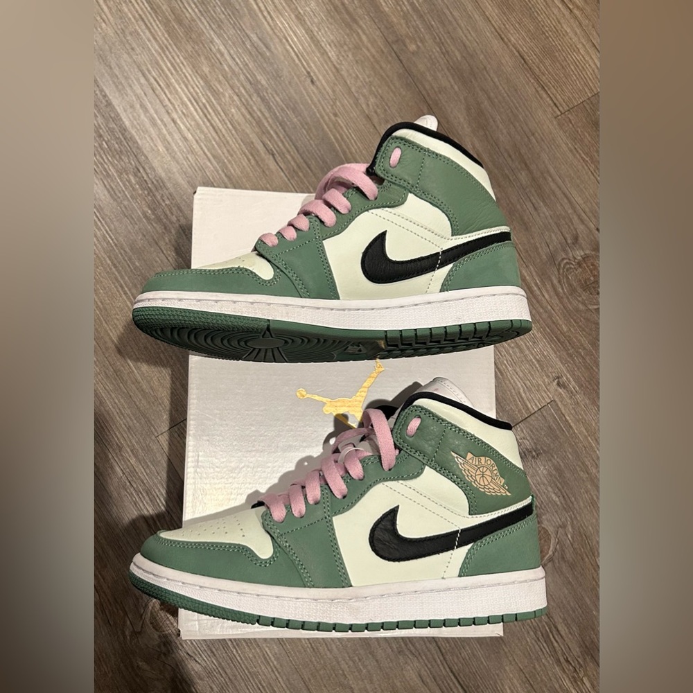 Jordan Air 1 Mid SE Women's Sneakers in Green, White , Black, Pink Size 6